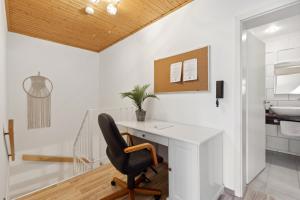 a office with a desk and a chair at Ferienwohnungen Deidesheim in Deidesheim