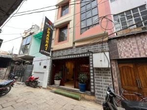 瓦拉纳西Hotel Prabhat的一栋建筑前停放着摩托车