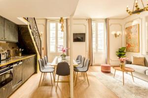 a kitchen and living room with a table and chairs at Luxury 3 bedroom & 2 bathroom - Louvre in Paris