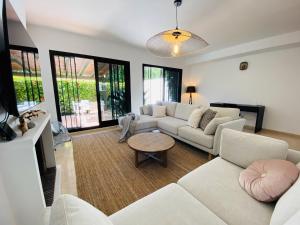 Χώρος καθιστικού στο Escape to Serenity - 3 Bedroom Townhouse by the Sea!