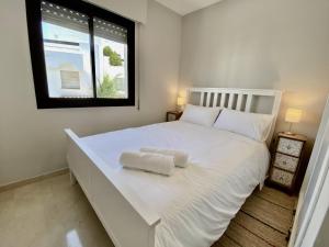 Ένα ή περισσότερα κρεβάτια σε δωμάτιο στο Escape to Serenity - 3 Bedroom Townhouse by the Sea! +34 φωτογραφίες