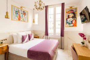 a bedroom with a large bed and a window at Luxury 3 bedroom & 2 bathroom - Louvre in Paris