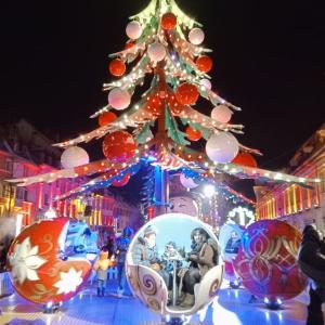 a christmas tree with people in a round mirror at le clémenceau in Montbéliard