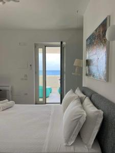 San Marco di Castellabate的住宿－Il Gabbiano Suites，一间卧室设有一张床,享有海景