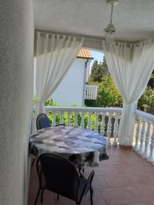 Balkón alebo terasa v ubytovaní Apartmani Sidro
