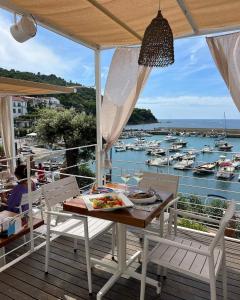 San Marco di Castellabate的住宿－Il Gabbiano Suites，享有码头景致的甲板上的桌椅
