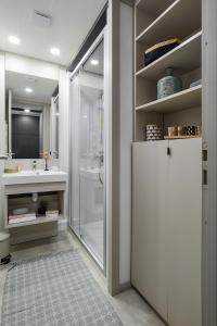 W łazience znajduje się prysznic i umywalka. w obiekcie Lac des Graves w mieście Lascelle
