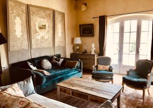 Silhac的住宿－Villa la bastide piscine et jacuzzi，客厅配有沙发和桌子