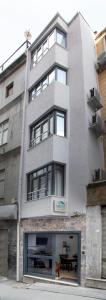 un grand bâtiment avec une table devant lui dans l'établissement Noya Suites, à Istanbul