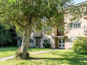 a house with a tree in the front yard at Pass the Keys Chic apartment amazing location in Teddington