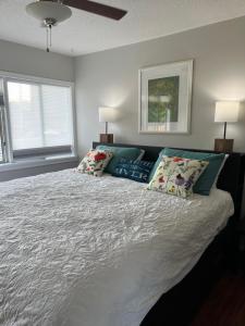 een slaapkamer met een groot bed met kussens erop bij River house in Campbell River