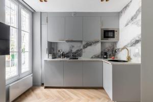 Η κουζίνα ή μικρή κουζίνα στο Neuilly/Paris :Magnifique appartement 4P +2 φωτογραφίες