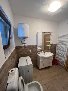 un bagno con un water e un lavandino di stari grad a Doboj