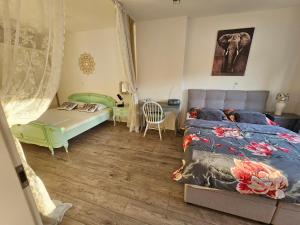 札格雷布的住宿－Meduliceva apartman，一间卧室配有一张床、一张桌子和一张桌子