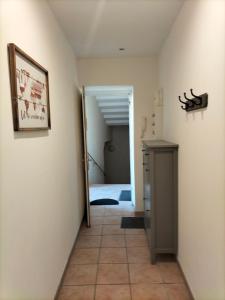 un couloir avec une porte menant à une chambre dans l'établissement Entre Voyages et Occitanie, à Vers-Pont-du-Gard