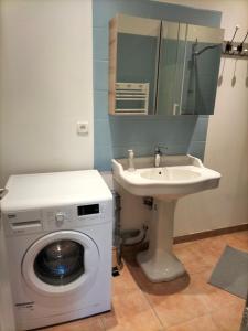 A bathroom at Entre Voyages et Occitanie