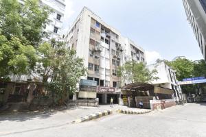 pusta ulica w mieście z budynkami w obiekcie HOTEL GOLD LEAF w mieście Ahmadabad
