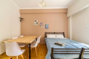 Postel nebo postele na pokoji v ubytování Spacious 2 Bedrm in Pangrati Athens Center