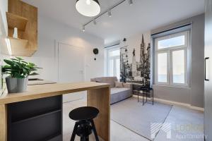 uma cozinha com um balcão e uma sala de estar em Polonia Residence II by LookAp em Lódź
