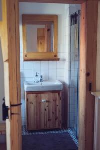 ein Bad mit einem Waschbecken und einem Spiegel in der Unterkunft Chalúpka na konci in Banská Štiavnica