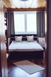 ein Schlafzimmer mit einem Bett und einem großen Fenster in der Unterkunft Chalúpka na konci in Banská Štiavnica