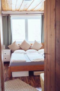 Кровать или кровати в номере Chalúpka na konci