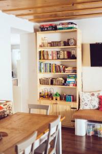 jadalnia ze stołem i półką na książki w obiekcie Chalúpka na konci w Bańskiej Szczawnicy