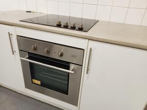 Kuchyň nebo kuchyňský kout v ubytování PROMO!!! 2-Bedroom Home Near Airport, Train Station! + 3 fotografie