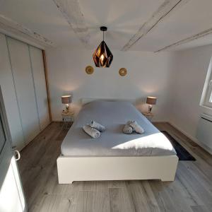 una camera da letto con un letto bianco con due cuscini sopra di EDEN a Durrenentzen