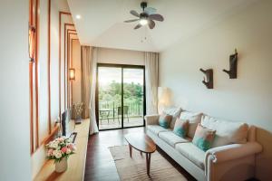 uma sala de estar com um sofá e uma mesa em Patravana Resort em Phayayen