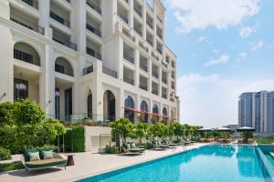 einen Blick nach außen auf ein Gebäude mit einem Pool in der Unterkunft Vida Creek Beach Hotel in Dubai