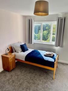 Un pat sau paturi într-o cameră la Large 5 bed detached house near Stansted Airport