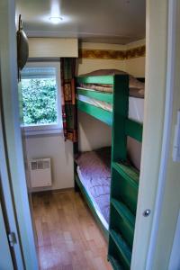 Les chalets de Gaillac客房内的一张或多张双层床