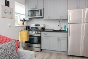 een keuken met witte kasten en een witte koelkast bij Modern 1BR Exclusive Space in Historic Brooklyn in Brooklyn