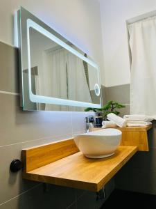 a bathroom with a sink and a large mirror at CASA CON GIARDINO NETFLIX E SERVIZIO RISTORAZIONE - 10 minuti da Torino in Volvera