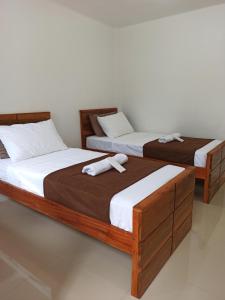 2 camas individuais num quarto com em Coco Bloom em Aborlan