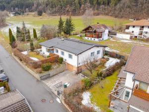 eine Luftansicht eines Hauses mit Hof in der Unterkunft Alpenvilla Tirol Zentral in Völs