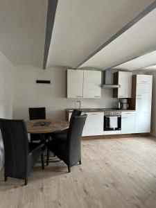 een keuken en eetkamer met een tafel en stoelen bij Villa Schellhase in Werder