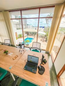 ein Büro mit einem Schreibtisch und einem Laptop darauf in der Unterkunft Éden Pampulha - Hotel Coworking in Belo Horizonte