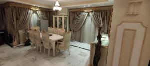 - une salle à manger avec une table et des chaises dans l'établissement Maadi Shaya, au Caire