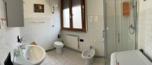セニガッリアにあるCASA VACANZE Affittacamere Senigallia 158のバスルーム(洗面台、トイレ、シャワー付)