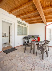 Patio alebo iná vonkajšia časť ubytovania Arricàmpati Airport Rooms in Villa & RENT CAR