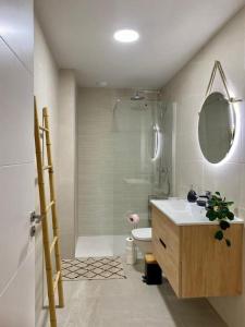 uma casa de banho com um chuveiro, um lavatório e um WC. em Casa Arirni em Las Palmas de Gran Canaria
