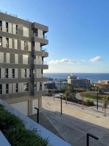uma vista para um edifício com o oceano ao fundo em Casa Arirni em Las Palmas de Gran Canaria