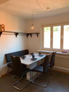 a dining room with a table and chairs at Fewo Urlaubsspaß in Walsrode