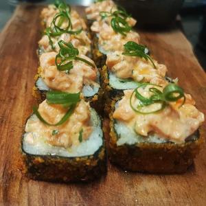 tres trozos de pan con camarones en una tabla de cortar en Atteriya CHILL en Arugam Bay