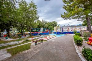 park z placem zabaw ze zjeżdżalnią w obiekcie Paviljoni Slaven w mieście Selce