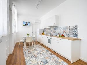 Kuchyňa alebo kuchynka v ubytovaní Arricàmpati Airport Rooms in Villa & RENT CAR