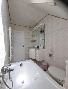 un bagno con vasca, WC e lavandino di Appartement confortable à deux pas de l'EPFL - l'UNIL a Ecublens Altre 25 foto