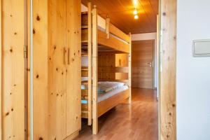 a bedroom with two bunk beds in a cabin at Mongaduierhof Apt Panorama in Umes